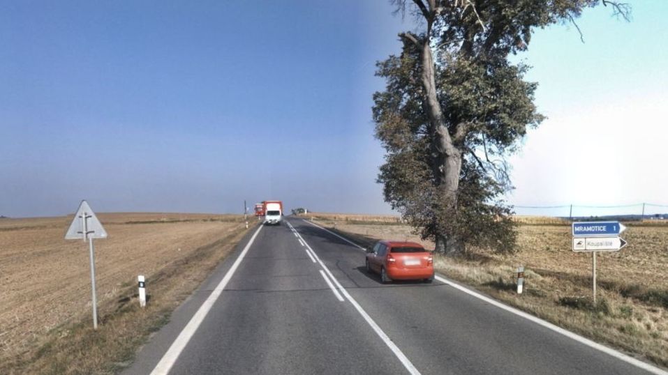 Řidič nedal přednost náklaďáku na hlavní silnici u Znojma, střet nepřežil